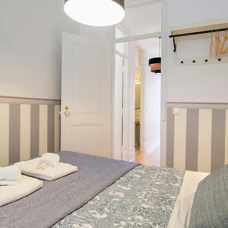 2 Beautiful Bdr Upscale Flat Embracing Tejo! Apartment